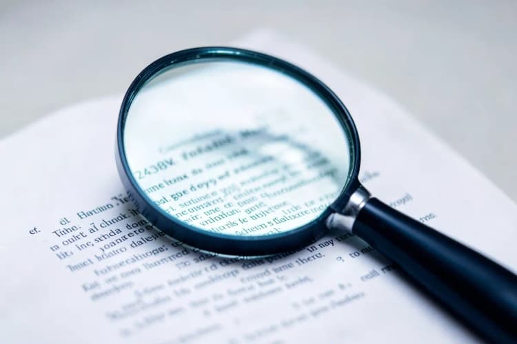 Uma lupa examinando um documento.
