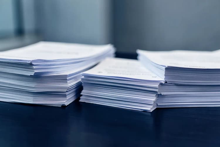 Documentos de contrato de locação organizados em uma mesa.