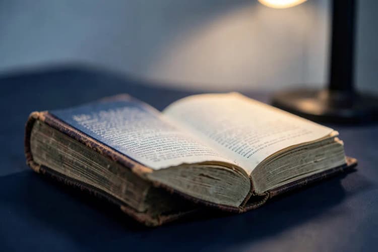 Uma lei sendo aberta em um livro antigo