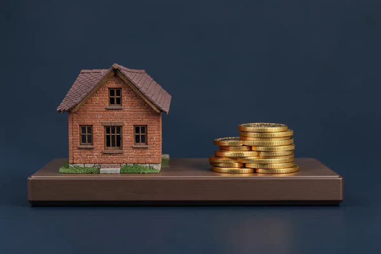 Uma balança pesando de um lado uma casa e do outro uma pilha de moedas, simbolizando direitos e deveres.