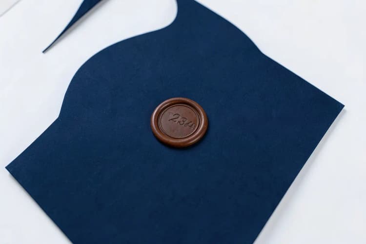 Um documento oficial com selo de cera e carimbo, em close-up.